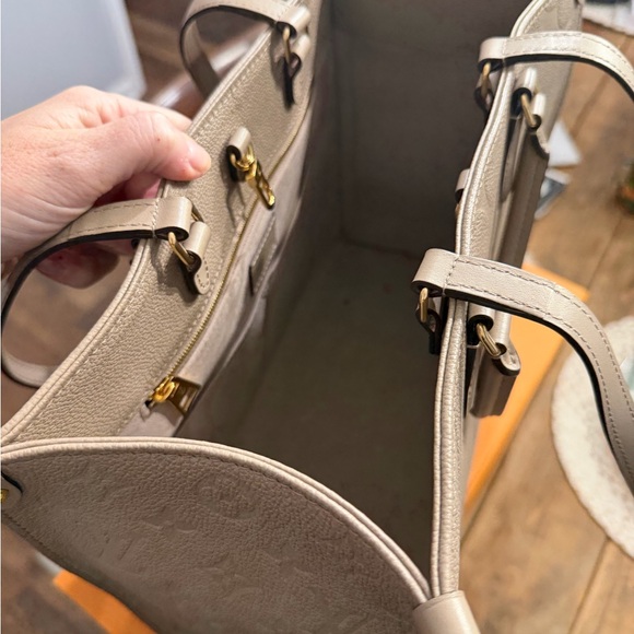 Louis Vuitton On-The-Go MM Embossed Tote Turtledove - Picture 5 of 8